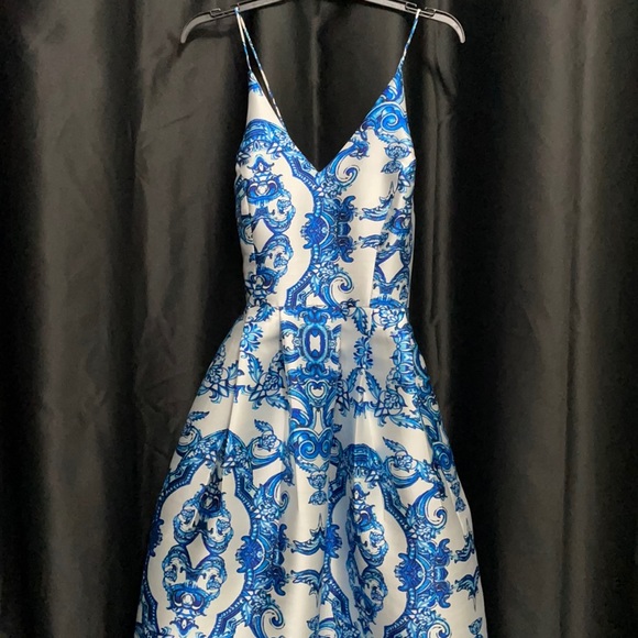 Criss cross back. Dress has pockets. - Picture 1 of 4